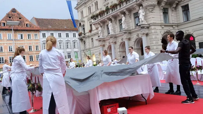 Bis zuletzt hoffte man am Samstag (24. August 2019) auf Wetterbesserung, um wie geplant die Gäste bei der "Langen Tafel der Genusshauptstadt" auf dem Grazer Hauptplatz bewirten zu können.
