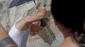 Touristen kühlen sich an den Brunnen in Rom ab