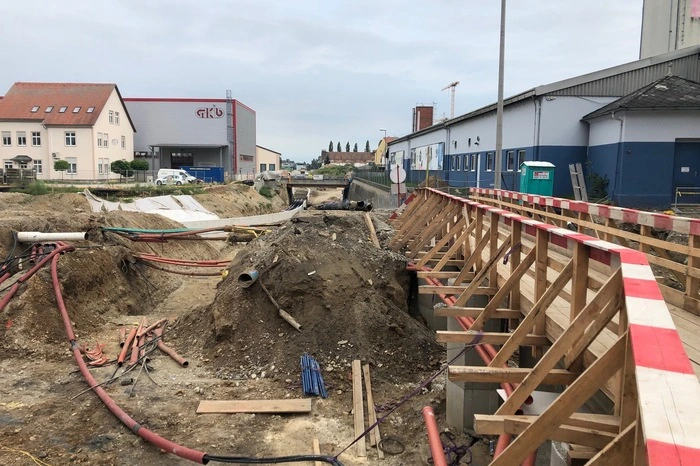 Die Alte Poststraße vor der Fachhochschule Joanneum ist derzeit eine Großbaustelle. Autos müssen großräumig ausweichen.
