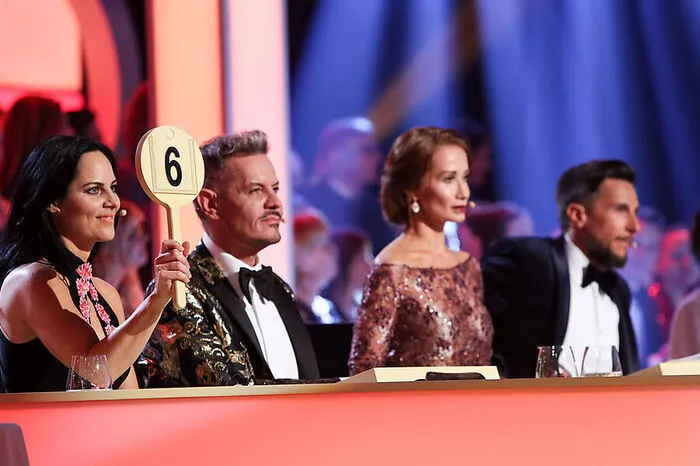 Die Juroren Nicole Hansen, Dirk Heidemann, Karina Sarkissova und Balázs Ekker können maximal jeweils zehn Punkte vergeben.
