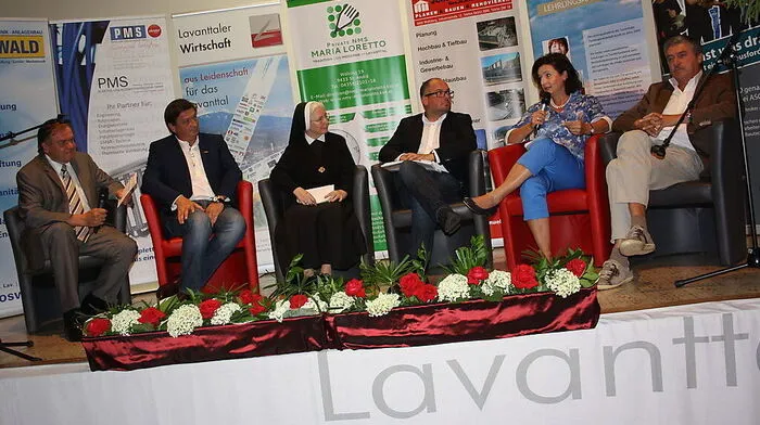 Am Podium (von links): Edwin Storfer, Jürgen Mandl, Schwester Emanuela Cermac, Harry Koller, Isabella Karner-Knes und Peter Stauber