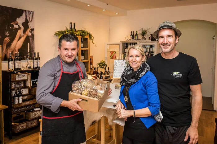 „Wir wollen unseren Gästen die Verbundenheit zwischen Kärnten, Slowenien, Kroatien und Italien näher bringen“, sagen Anja und Igor Ogris, hier im Bild mit Koch Alen Barlovic.