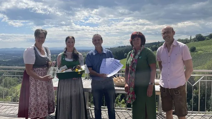 Gold konnte Rupert Atschko in den Kategorien "Dinkel" und "Ölsaaten" gewinnen. Für seine gesunde Schuljause erhielt er Silber. Mit ihm am Bild sind Landesbäuerin Viktoria Brandner, Bäuerin Leibnitzer Leibnitzer Bezirksbäuerin Daniela Posch, Organisatorin der Steirischen Brotprämierung Eva-Maria Lipp und Obmann der Bezirkskammer für Land- und Forstwirtschaft in Leibnitz