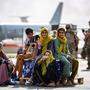 Tausende Afghanen versuchen das Land zu verlassen 