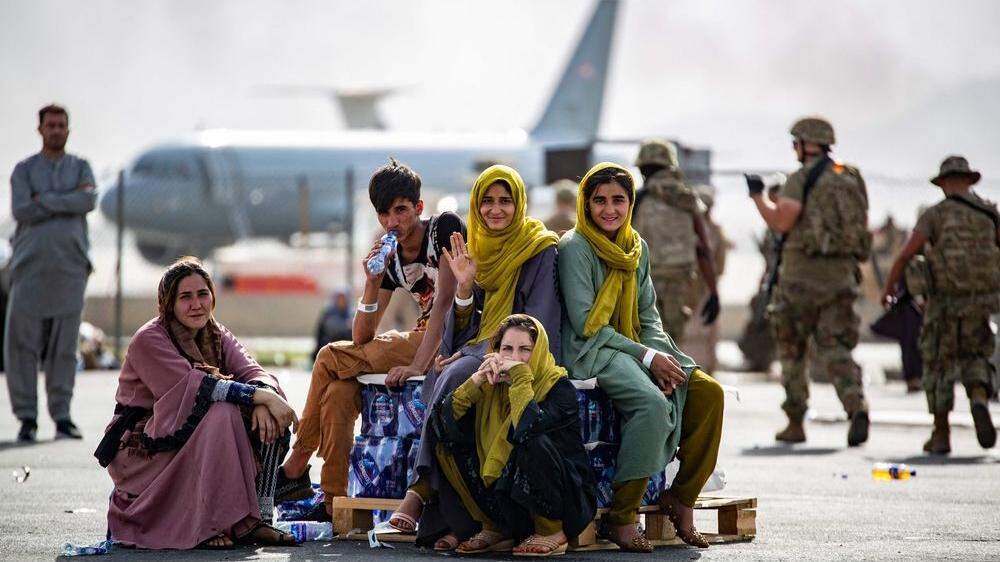 Tausende Afghanen versuchen das Land zu verlassen 