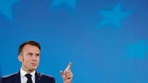 TOPSHOT - France's President Emmanuel Macron addresses a press conference after an EU summit in Brussels on October 17, 2024. France's President Emmanuel Macron on October 17, 2024, called on Israel to "end its military operations". (Photo by Ludovic MARIN / AFP)