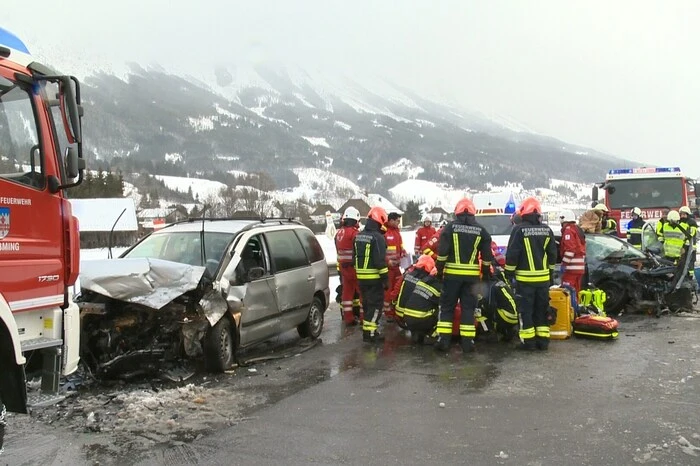 Bei Eintreffen der Feuerwehr wurden die Verletzten bereits von Notarzt und Rotem Kreuz erstversorgt.