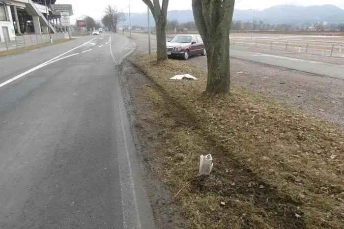 Bei der Rückfahrt Richtung McDonalds mussten auch mehrere Straßenleitpflöcke daran glauben.
