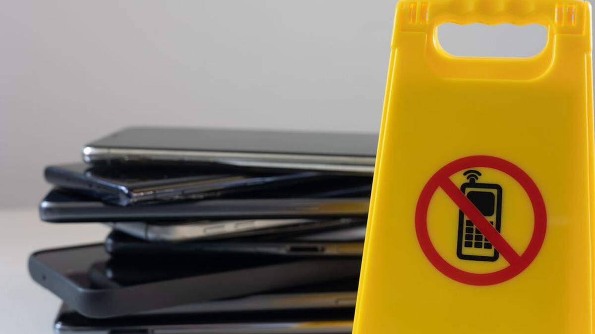 An niederländischen Schulen könnten Handys bald verboten werden.