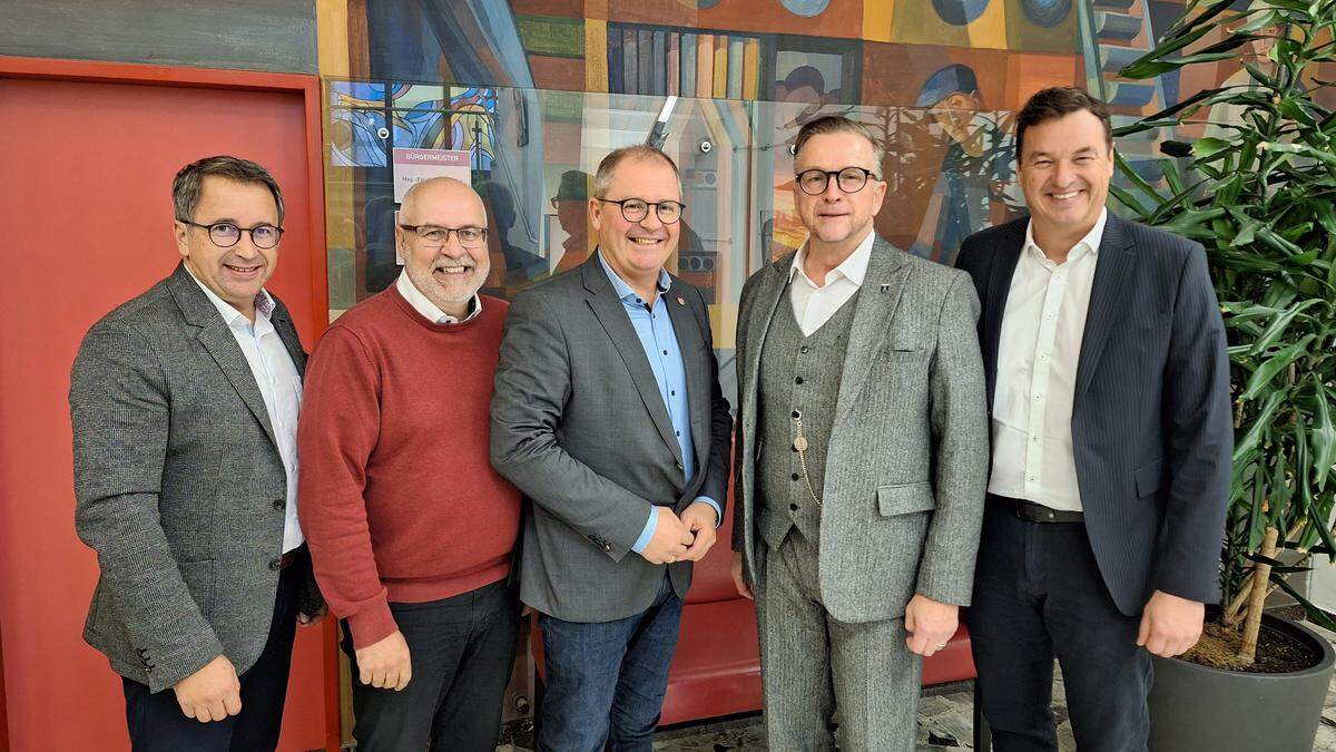 Die Bürgermeister Johannes Schmid, Kurt Riemer, Bernd Osprian, Helmut Linhart und Jochen Bocksruker bilden die Kernraumallianz