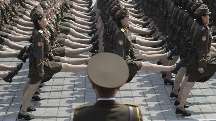 In Pjöngjang versammelte sich die Staatsführung um Machthaber Kim Jong-un, um der traditionellen Militärparade am "Tag der Sonne" zu Ehren seines Großvaters zuzuschauen.