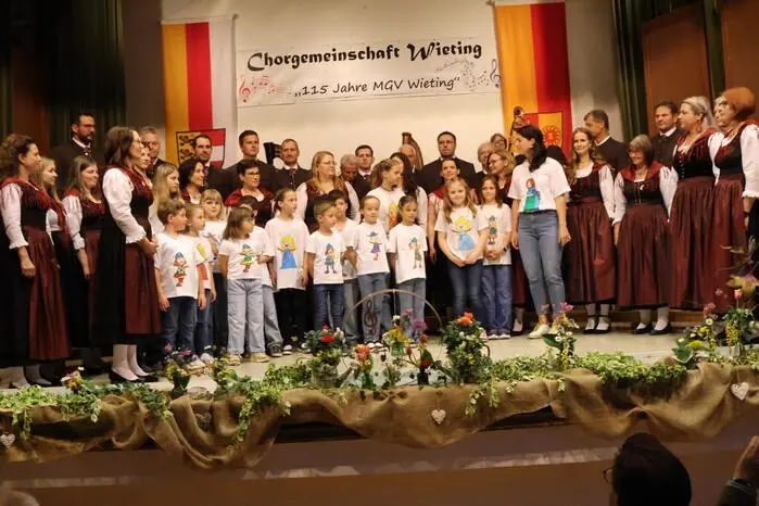 Neben dem MGV (Leitung Gernot Fladnitzer) wirkten weiters die Singgemeinschaft (SG) Wieting (Hildegrad Krenn), der Wiki-Chor (Domenika Krenn) sowie der Kärntner Harfenklang (Eveline Schuler) mit. 