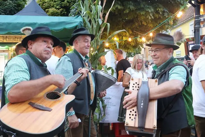 Zwischen den Tischen und Bänken tummelten sich auch verschiedene Musikgruppen. 