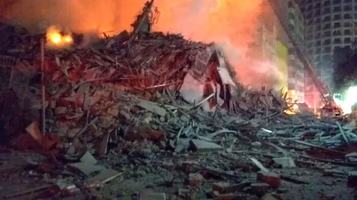 Ein mehr als 20-stöckiges Hochhaus ist mitten in der brasilianischen Metropole Sao Paulo in Flammen aufgegangen und eingestürzt. Der Großteil der Bewohner des früheren Polizeigebäudes - illegale Hausbesetzer - konnte sich anscheinend retten.