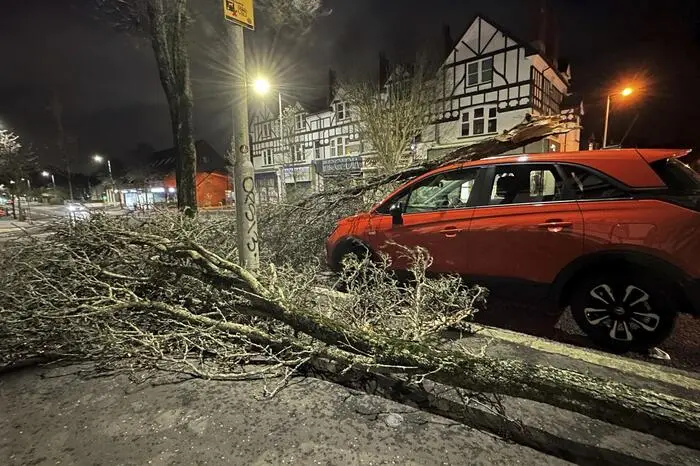 In Irland waren am Montag laut dem irischen Rundfunk RTÉ 235.000 Haushalte von der Stromversorgung abgeschnitten, wie das Energieunternehmen ESB Networks mitteilte. In Nordirland waren zeitweise mehr als 45.000 Haushalte betroffen. Die Küstenwache rief die Menschen dazu auf, sich von der Küste fernzuhalten. Laut „Irish Times“ strichen Fluggesellschaften am Flughafen Dublin bis Sonntagabend mindestens 148 Flüge. Auch im Zug- und Busverkehr kam es zu Behinderungen, zahlreiche Bäume seien auf Straßen gestürzt. Eine für mehrere Regionen geltende Warnung wegen starker Winde bleibe bis Montagabend in Kraft.