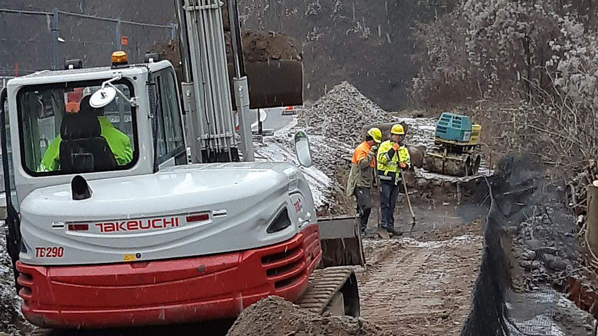 Die Arbeiten für die Errichtung der Rohtrasse im Bereich des Marienheimparkplatzes laufen