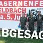 Martin Jud, Christian Kickenweiz und Peter Seil vor dem Werbeplakat zum Kasernenfest in Feldbach, dieses wurde jedoch abgesagt