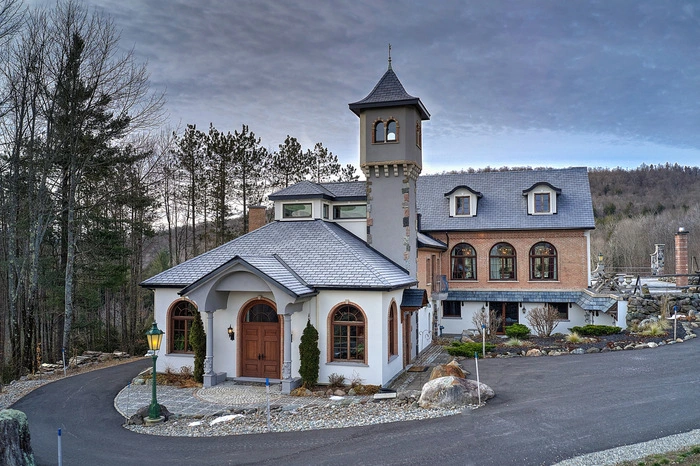 Das sechsteilige Gebäudeensemble, bestehend aus einem 1846 erbauten Herrenhaus, einem separaten Gästehaus sowie einem Haupthaus mit kleinem Turm verfügt über insgesamt zehn Schlafzimmer und 14 Badezimmer.