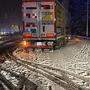 Der LKW kam auf der schneeglatten Fahrbahn auf der Pack ins Schleudern