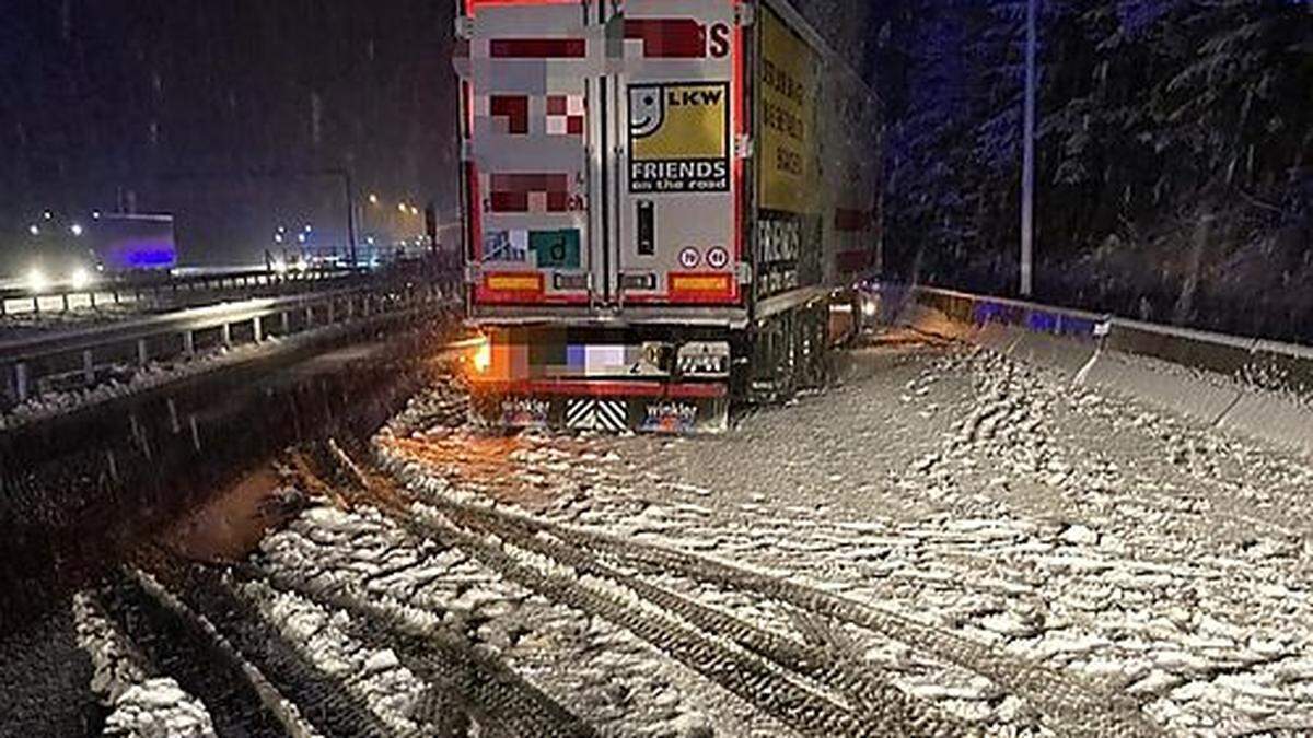 Der LKW kam auf der schneeglatten Fahrbahn auf der Pack ins Schleudern