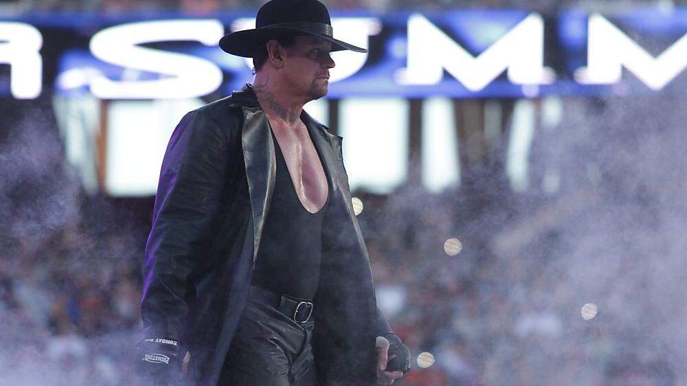 Der Undertaker mit seinen Markenzeichen: Ledermantel und Hut