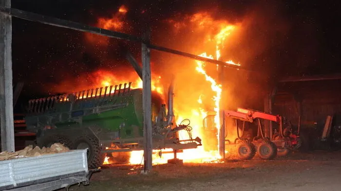 Der Traktor wurde ein Raub der Flammen