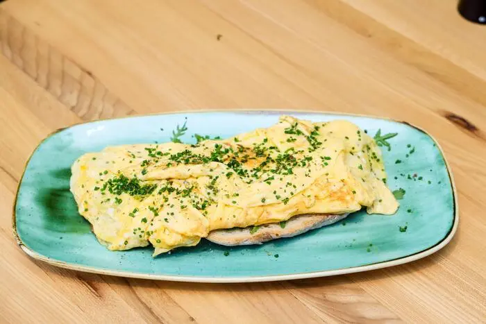 Eierspeisbrot mit Avocadocreme ist eine herzhafte und nahrhafte Frühstücksoption.