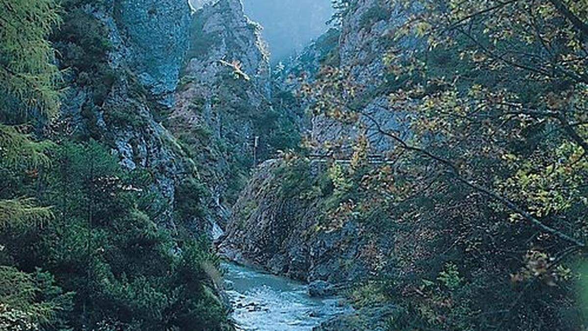 Währen der Wanderung gibt es einige Blicke in das türkisblaue Wasser mit den vielen Felskaskaden 