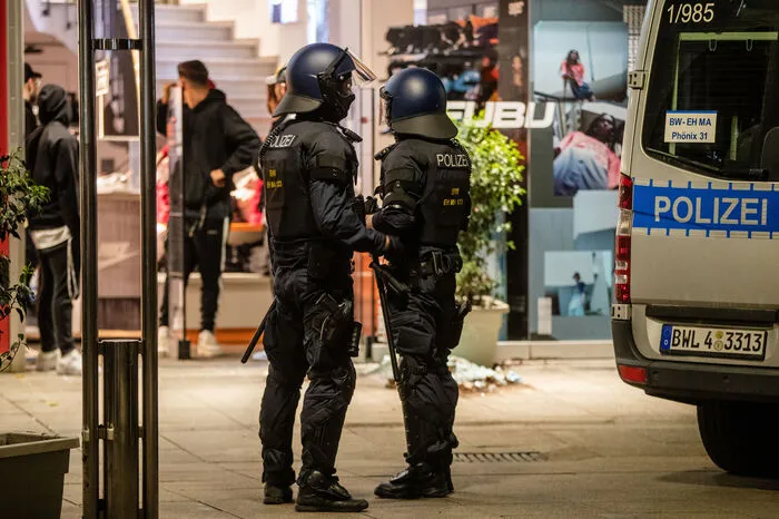 Bei den gewalttätigen Ausschreitungen seien dieEinsatzkräfte mit Flaschen und Steinen beworfen worden.