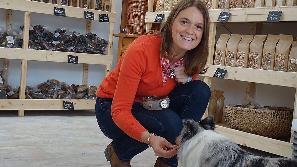 Astrid Kobald hat ein Herz für Tiere und Gesundes in ihren Regalen