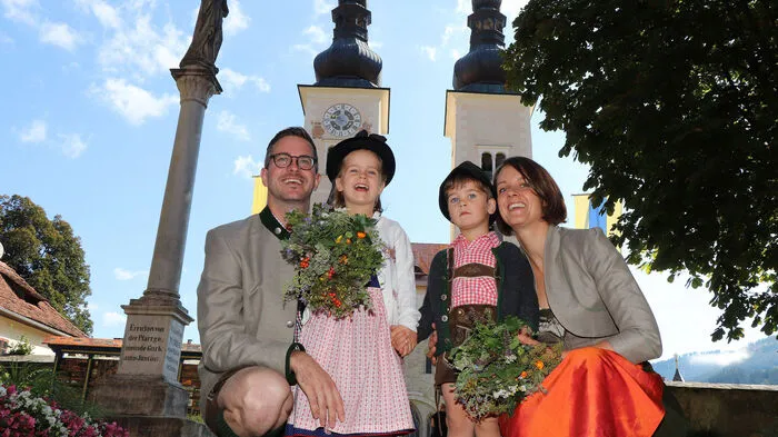 Im Dom zelebrierte der Stiftspfarrer Gerhard Christoph Kalidz die Festmesse mit anschl. Kräuterweihe.
