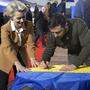 Als wären das schon die entscheidenden Unterschriften: die ukrainische Flagge als Wunschliste
