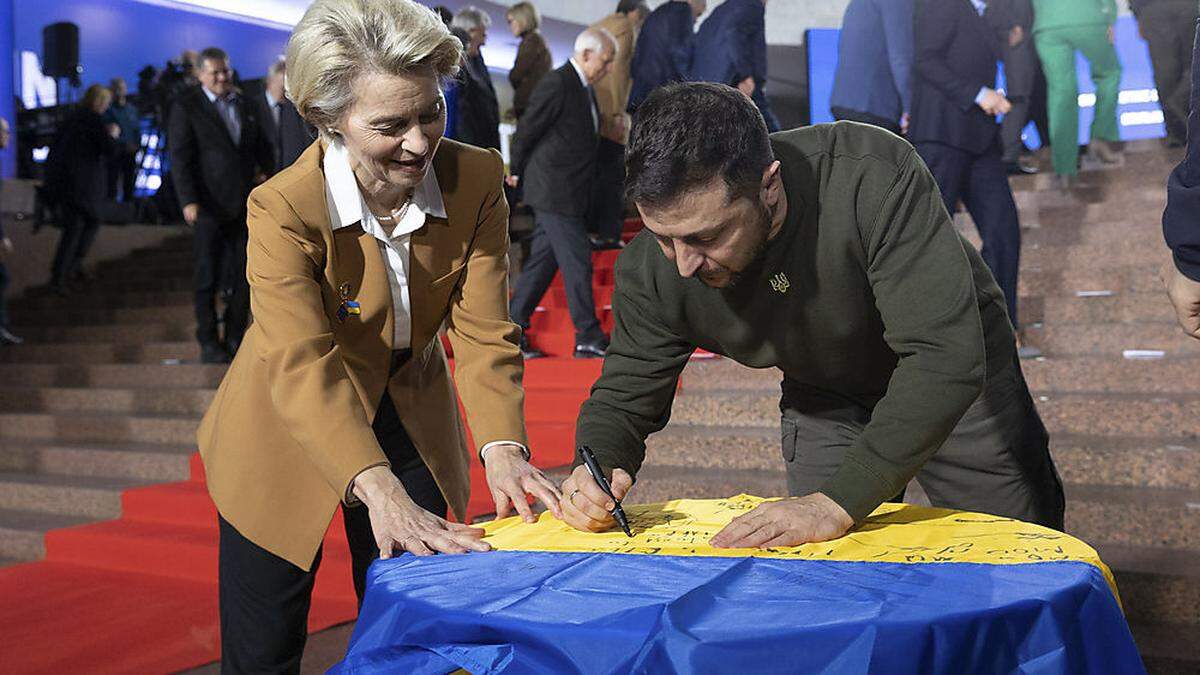 Als wären das schon die entscheidenden Unterschriften: die ukrainische Flagge als Wunschliste