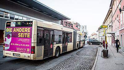 An dieser Haltestelle könnte der Mann nach dem Überfall auf die BKS-Filiale in einen Stadtwerkebus gestiegen sein 