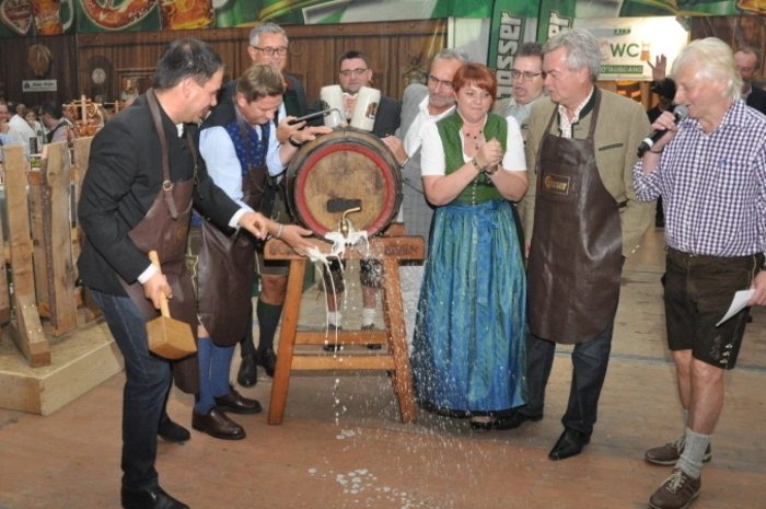 Landeshauptmann-Stellvertreter Michael Schickhofer, der Leobener Landesrat Anton Lang und Bürgermeister Kurt Wallner eröffneten das siebte Leobener Wiesenfest auf der Brandlwiese mit dem traditionellen Bieranstich.