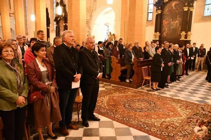 In der vollgefüllten Stiftskirche waren auch mehrere Ehrengäste.