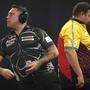 Gabriel Clemens (rechts) besiegt Gerwyn Price, der zu allen Tricks griff