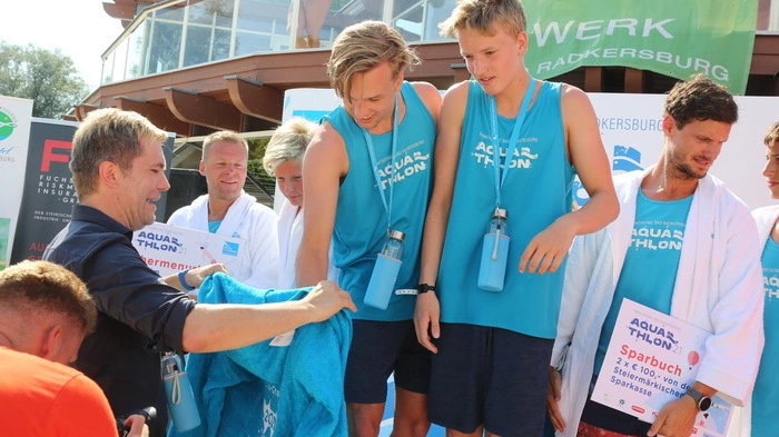 Die Gewinner des ersten Parktherme Aquathlons, das Team "Die Badeschlapfen" mit Riccardo und Silvano Haas.