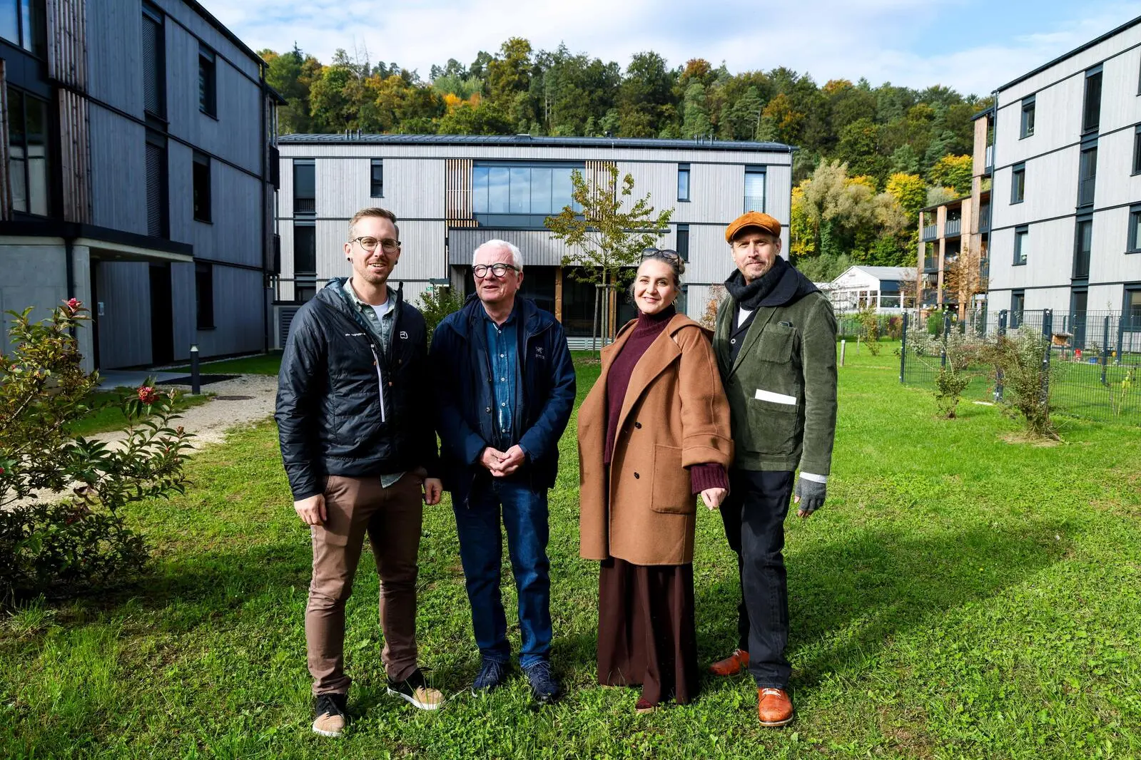 Beim Rundgang durch die Wohnanlage „Am Grünanger“ in Gratwein-Straßengel (v. l.): Florian Knaus (Wohnbaugruppe ENNSTAL), Christian Andexer (Juryvorsitzender Holzbaupreis Steiermark), Architektin Ana Očić und Architekt Martin Brischnik (superarchitektur).