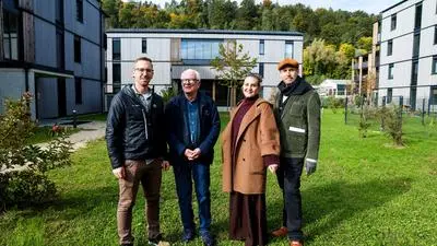Beim Rundgang durch die Wohnanlage „Am Grünanger“ in Gratwein-Straßengel (v. l.): Florian Knaus (Wohnbaugruppe ENNSTAL), Christian Andexer (Juryvorsitzender Holzbaupreis Steiermark), Architektin Ana Očić und Architekt Martin Brischnik (superarchitektur).