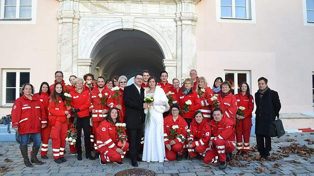 Bei der Hochzeit im Stift Ossiach durfte auch eine Abordnung der Rot-Kreuz-Kollegen nicht fehlen 