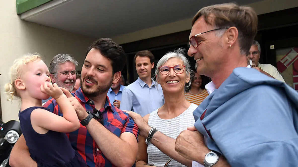 Bürgermeister Erwin Eggenreich mit seiner Frau Gudrun, Sohn und Enkerl bei der Feier vor dem Weizer Volkshaus