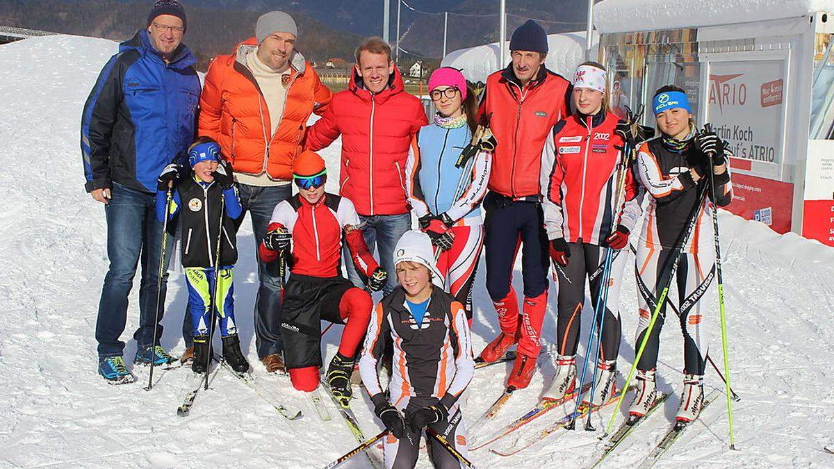 Franz Smoliner, Michael Kummerer und Alpenarena Obmann Andreas Sucher (hinten von links) mit den begeisterten Sporttalenten