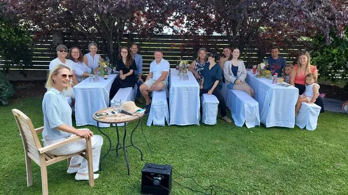 Kriminell lustige Lesung mit Claudia Rossbacher im Garten von Familie Huber