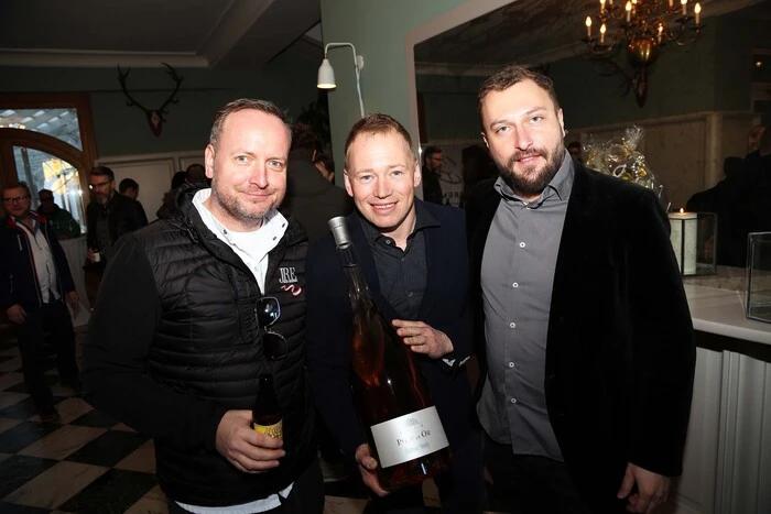 Florian Böker (Mitte) und Andreas Hofmayer (rechts) haben große Pläne für die Villa Bulfon. Das Restaurant Rose wird hier einziehen, auch ein Hotelbetrieb und die Öffnung des Strandbades sind geplant. Am Bild: mit Promikoch Hubert Wallner