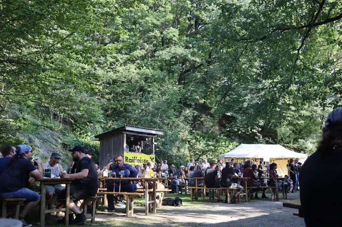 Das Festival war in diesem Jahr komplett ausverkauft. Mit einer begrenzten Besucheranzahl von 200 Leuten sollte das diesjährige Stone Break laut Veranstalter „wakmusic“ auch trotz Corona unbedingt ein Stehfestival bleiben.