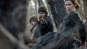 Überleben als Hauptgewinn: Preston Mota, Taylor Kitsch und Betty Gilpin in „American Primeval“