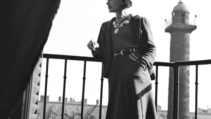 Das Ritz ist mein Zuhause“, verkündete einst Coco Chanel, die nach ihrer Ankunft in Paris 1937 über 30 Jahre lang dort wohnte. Sie brachte ihre Möbel und die berühmten mit Coromandel-Lack verzierten Paravents mit.