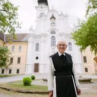 Pater August Janisch vor der Basilika Rein im Norden von Graz