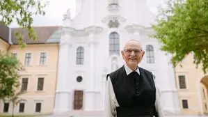 Pater August Janisch vor der Basilika Rein im Norden von Graz